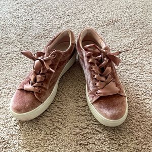 STEVE MADDEN BERTIE blush velvet platform sneaker